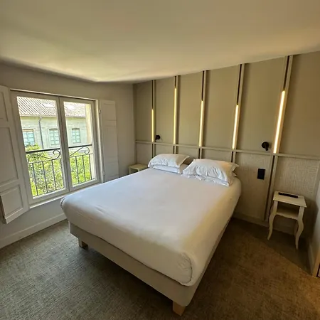 Отель Le Medieval Palais Des Papes 3*